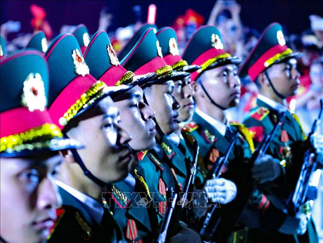 Sự xuất hiện của 68 quân nhân Trường Sĩ quan Lục quân 1, từng đại diện cho Quân đội nhân dân Việt Nam tham gia lễ duyệt binh tại Quảng trường Đỏ (Moscow, Nga) tạo khí thế ngùn ngụt trong chương trình. Ảnh: Thanh Tùng -  TTXVN