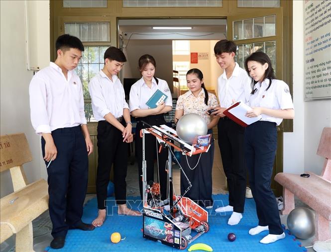 Giáo viên hướng dẫn và các thành viên đội robot IRONCORTEX (THPT Lê Hồng Phong, tỉnh Đắk Lắk) tiếp tục nghiên cứu phát triển sản phẩm. Ảnh: Xuân Triệu - TTXVN

