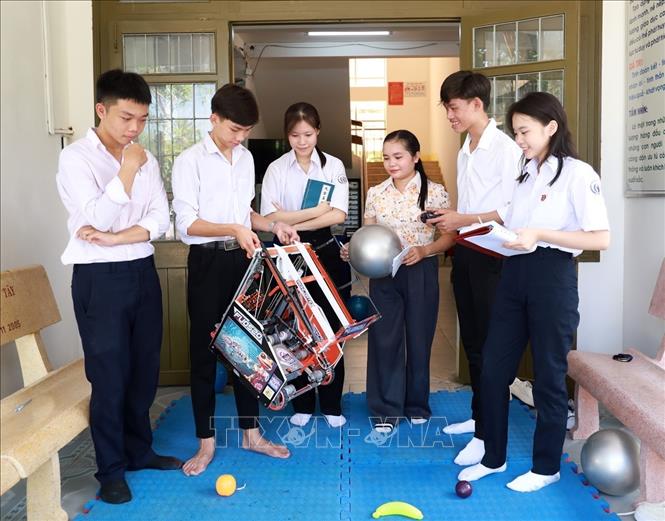 Giáo viên hướng dẫn và các thành viên đội robot IRONCORTEX (THPT Lê Hồng Phong, tỉnh Đắk Lắk) tiếp tục nghiên cứu phát triển sản phẩm. Ảnh: Xuân Triệu - TTXVN

