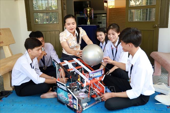 Giáo viên hướng dẫn và các thành viên đội robot IRONCORTEX (THPT Lê Hồng Phong, tỉnh Đắk Lắk) tiếp tục nghiên cứu phát triển sản phẩm. Ảnh: Xuân Triệu - TTXVN
