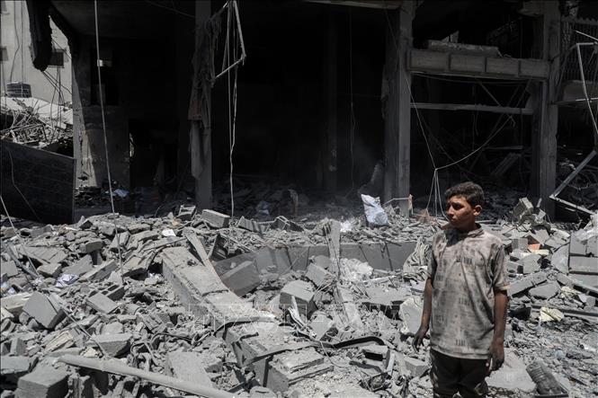 Tòa nhà bị phá hủy sau cuộc không kích của Israel tại Al-Rimal, Gaza. Ảnh: THX/TTXVN
