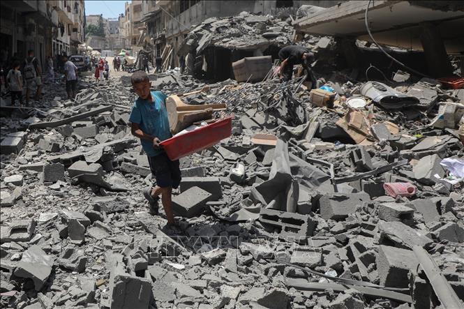 Cảnh đổ nát sau cuộc không kích của Israel tại Al-Rimal, Gaza. Ảnh: THX/TTXVN