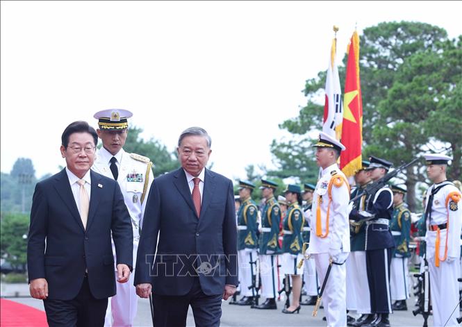 Tổng thống Lee Jae Myung và Tổng Bí thư Tô Lâm duyệt đội danh dự tại Lễ đón. Ảnh: Thống Nhất - TTXVN