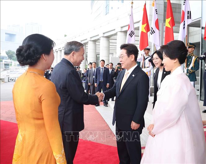 Tổng thống Hàn Quốc Lee Jae Myung và Phu nhân đón Tổng Bí thư Tô Lâm và Phu nhân. Ảnh: Thống Nhất - TTXVN