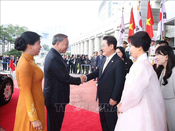 Tổng thống Hàn Quốc Lee Jae Myung và Phu nhân đón Tổng Bí thư Tô Lâm và Phu nhân. Ảnh: Thống Nhất - TTXVN