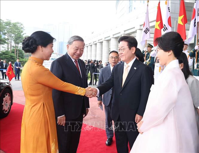 Tổng thống Hàn Quốc Lee Jae Myung và Phu nhân đón Tổng Bí thư Tô Lâm và Phu nhân. Ảnh: Thống Nhất - TTXVN