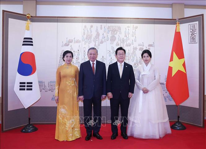 Tổng thống Hàn Quốc Lee Jae Myung và Phu nhân cùng Tổng Bí thư Tô Lâm và Phu nhân chụp ảnh chung. Ảnh: Thống Nhất - TTXVN