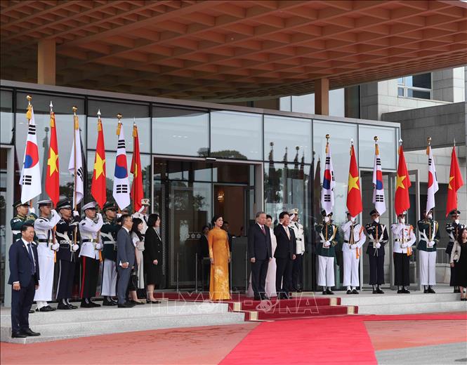 Tổng thống Hàn Quốc Lee Jae Myung và Phu nhân chủ trì Lễ đón Tổng Bí thư Tô Lâm và Phu nhân. Ảnh: Thống Nhất - TTXVN