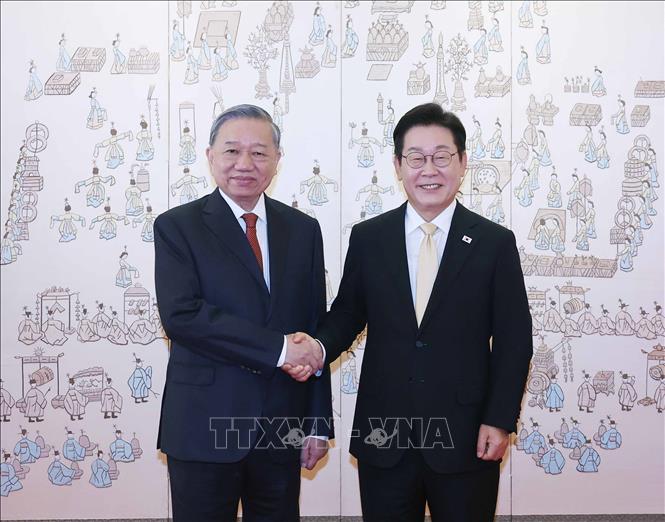 Tổng Bí thư Tô Lâm và Tổng thống Hàn Quốc Lee Jae Myung chụp ảnh chung. Ảnh: Thống Nhất - TTXVN