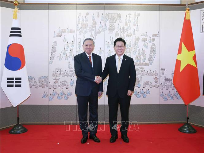Tổng Bí thư Tô Lâm và Tổng thống Hàn Quốc Lee Jae Myung chụp ảnh chung. Ảnh: Thống Nhất - TTXVN