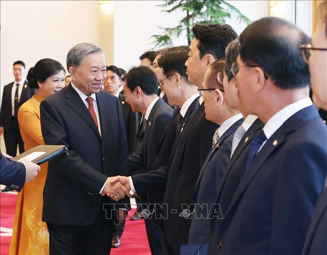 Tổng Bí thư Tô Lâm và Phu nhân với các thành viên đoàn Hàn Quốc tham dự lễ đón. Ảnh: Thống Nhất - TTXVN