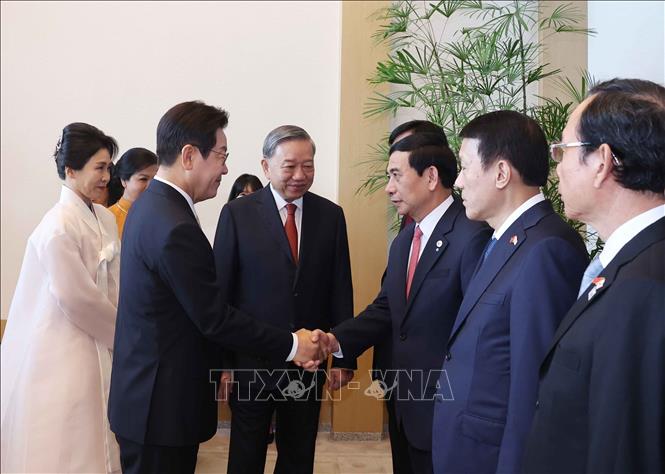 Tổng Bí thư Tô Lâm giới thiệu thành viên đoàn Việt Nam với Tổng thống Hàn Quốc Lee Jae Myung và Phu nhân. Ảnh: Thống Nhất - TTXVN