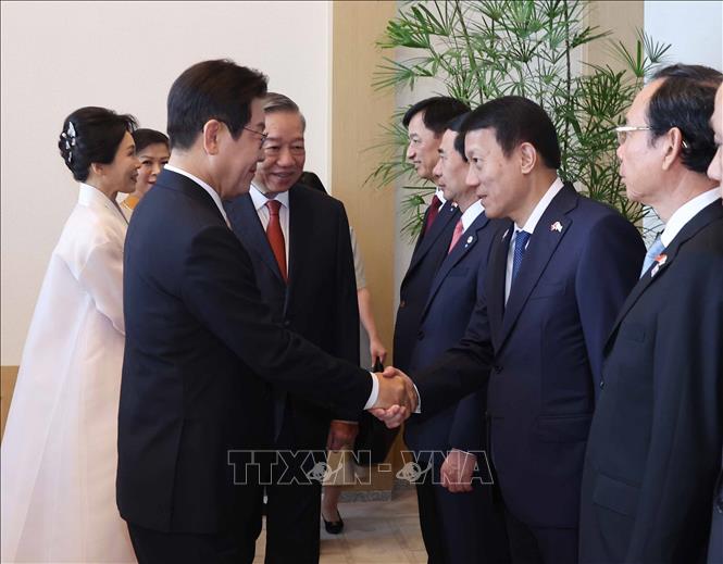 Tổng Bí thư Tô Lâm giới thiệu thành viên đoàn Việt Nam với Tổng thống Hàn Quốc Lee Jae Myung và Phu nhân. Ảnh: Thống Nhất - TTXVN