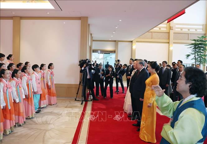 Thiếu nhi Hàn Quốc hát chào mừng Tổng Bí thư và Phu nhân cùng Đoàn đại biểu cấp cao Việt Nam ca khúc “Thiếu nhi thế giới vui liên hoan,” ca ngợi tình hữu nghị, thân ái, đoàn kết của thiếu nhi trên toàn thế giới. Ảnh: Thống Nhất - TTXVN