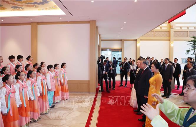 Thiếu nhi Hàn Quốc hát chào mừng Tổng Bí thư và Phu nhân cùng Đoàn đại biểu cấp cao Việt Nam ca khúc “Thiếu nhi thế giới vui liên hoan,” ca ngợi tình hữu nghị, thân ái, đoàn kết của thiếu nhi trên toàn thế giới. Ảnh: Thống Nhất - TTXVN