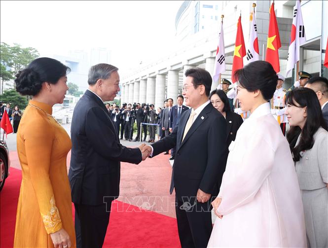 Tổng thống Hàn Quốc Lee Jae Myung và Phu nhân đón Tổng Bí thư Tô Lâm và Phu nhân. Ảnh: Thống Nhất - TTXVN