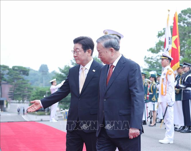 Tổng thống Hàn Quốc Lee Jae Myung đón Tổng Bí thư Tô Lâm. Ảnh: Thống Nhất - TTXVN