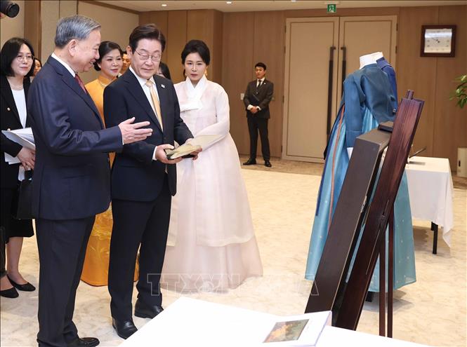 Tổng Bí thư Tô Lâm giới thiệu tặng phẩm với Tổng thống Hàn Quốc Lee Jae Myung. Ảnh: Thống Nhất - TTXVN
