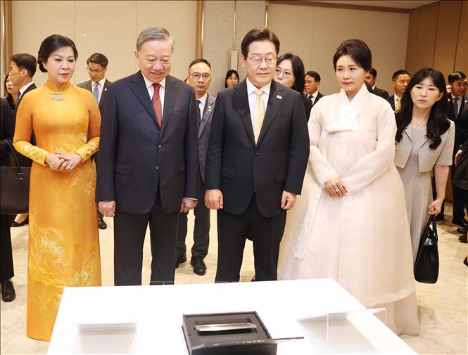 Tổng thống Hàn Quốc Lee Jae Myung và Phu nhân giới thiệu tặng phẩm với Tổng Bí thư Tô Lâm và Phu nhân. Ảnh: Thống Nhất - TTXVN