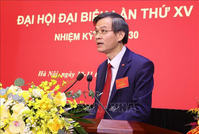 PGS,TS Đoàn Minh Huấn, Ủy viên Trung ương Đảng, Phó Bí thư Thường trực Đảng ủy, Phó Giám đốc Thường trực Học viện Chính trị quốc gia Hồ Chí Minh trình bày Báo cáo chính trị của Đảng bộ nhiệm kỳ 2025 – 2030. Ảnh: Văn Điệp – TTXVN