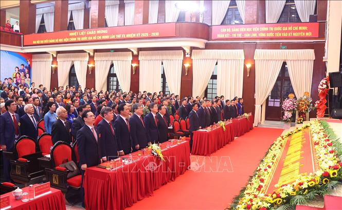 Các đại biểu thực hiện nghi thức chào cờ. Ảnh: Văn Điệp – TTXVN