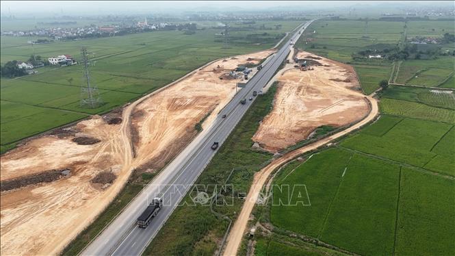 Thi công trạm dừng nghỉ tạm tại Km427+035 cao tốc Nghi Sơn – Diễn. Ảnh: Hữu Quyết – TTXVN