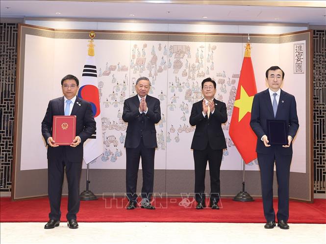 Tổng Bí thư Tô Lâm và Tổng thống Hàn Quốc Lee Jae Myung chứng kiến lễ trao Biên bản ghi nhớ hợp tác giữa Ủy ban Chứng khoán Nhà nước và Cơ quan giám sát tài chính Hàn Quốc. Ảnh: Thống Nhất – TTXVN