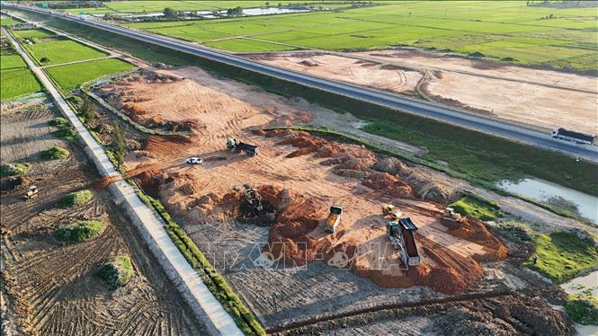Máy móc thi công san lấp mặt bằng tại trạm dừng nghỉ tại Km478+200 cao tốc Diễn Châu - Bãi Vọt thuộc địa phận xã Đức Quang, tỉnh Hà Tĩnh Ảnh: Hữu Quyết – TTXVN