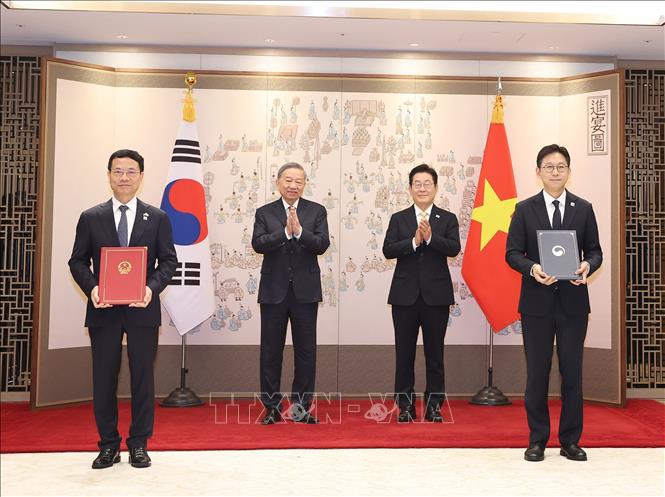 Tổng Bí thư Tô Lâm và Tổng thống Hàn Quốc Lee Jae Myung chứng kiến lễ trao Bản ghi nhớ giữa Bộ Khoa học và Công nghệ Việt Nam với Bộ Khoa học, Công nghệ Thông tin và Truyền thông Hàn Quốc về hợp tác khoa học công nghệ. Ảnh: Thống Nhất – TTXVN