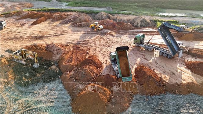 Máy móc thi công san lấp mặt bằng tại trạm dừng nghỉ tại Km478+200 cao tốc Diễn Châu - Bãi Vọt thuộc địa phận xã Đức Quang, tỉnh Hà Tĩnh Ảnh: Hữu Quyết – TTXVN