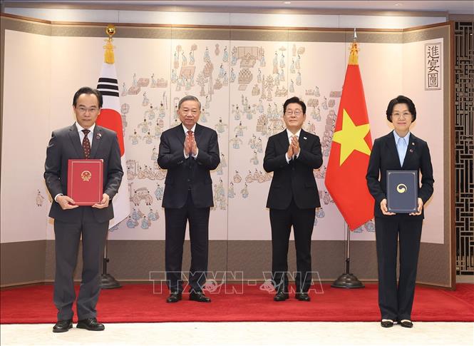 Tổng Bí thư Tô Lâm và Tổng thống Hàn Quốc Lee Jae Myung chứng kiến lễ trao Thỏa thuận sửa đổi bổ sung Bản ghi nhớ giữa Bộ Giáo dục và Đào tạo Việt Nam với Bộ Giáo dục Hàn Quốc về hợp tác giáo dục. Ảnh: Thống Nhất – TTXVN