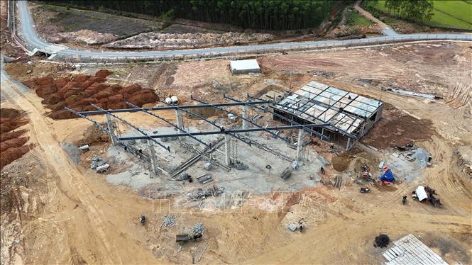 Xây dựng hạng mục cây xăng và khu nhà dịch vụ tại trạm dừng nghỉ Xuân Khiêm thuộc cao tốc Hàm Nghi - Vũng Áng. Ảnh: Hữu Quyết – TTXVN