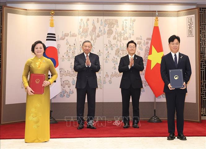 Tổng Bí thư Tô Lâm và Tổng thống Hàn Quốc Lee Jae Myung chứng kiến lễ trao Bản ghi nhớ về phái cử và tiếp nhận lao động sang làm việc tại Hàn Quốc theo chương trình EPS, ký giữa Bộ Nội vụ Việt Nam và Bộ Lao động và Việc làm Hàn Quốc. Ảnh: Thống Nhất – TTXVN