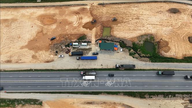 Trạm dừng nghỉ tại Km427+035 cao tốc Nghi Sơn - Diễn Châu hiện là trạm nghỉ tạm. Ảnh: Hữu Quyết – TTXVN