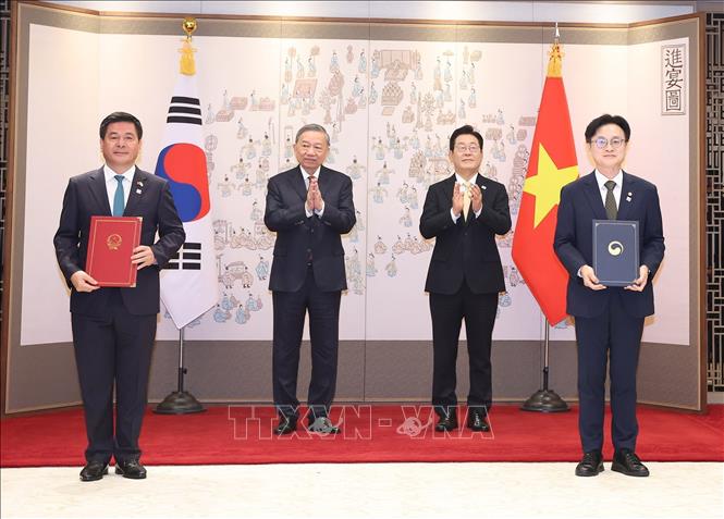 Tổng Bí thư Tô Lâm và Tổng thống Hàn Quốc Lee Jae Myung chứng kiến lễ trao Bản ghi nhớ tăng cường hợp tác năng lượng tái tạo giữa Bộ Công Thương Việt Nam và Bộ Công nghiệp, Thương mại và Năng lượng Hàn Quốc. Ảnh: Thống Nhất – TTXVN