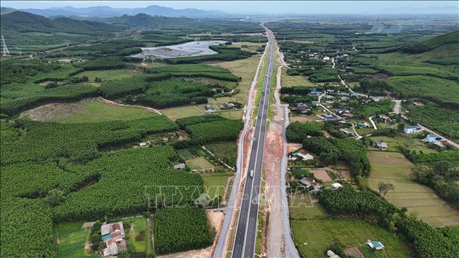 Phương tiện lưu thông trên cao tốc Bắc - Nam đoạn Hàm Nghi - Vũng Áng. Ảnh: Hữu Quyết – TTXVN