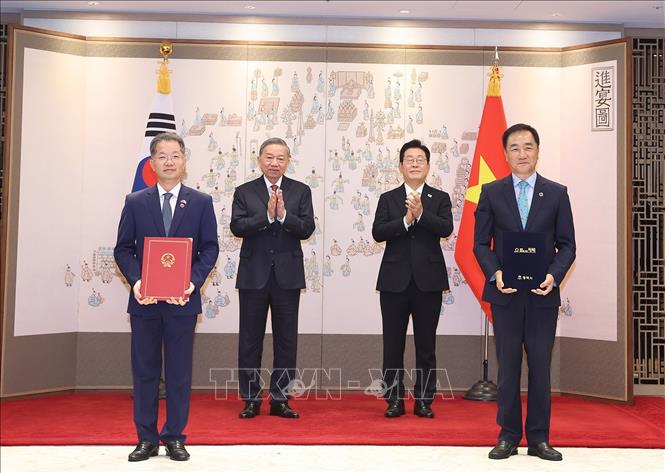 Tổng Bí thư Tô Lâm và Tổng thống Hàn Quốc Lee Jae Myung chứng kiến lễ trao Biên bản thỏa thuận tăng cường hợp tác giữa Ủy ban nhân dân thành phố Đà Nẵng (Việt Nam) và Chính quyền thành phố Pyeongtaek (Hàn Quốc). Ảnh: Thống Nhất – TTXVN
