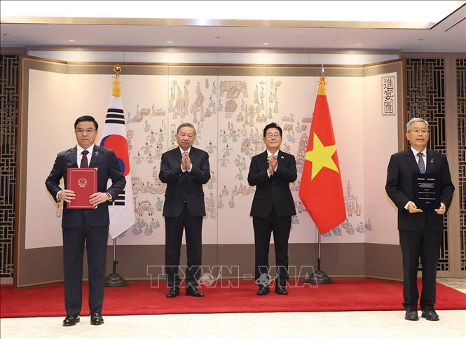 Tổng Bí thư Tô Lâm và Tổng thống Hàn Quốc Lee Jae Myung chứng kiến lễ trao Bản ghi nhớ hợp tác về phát triển nguồn nhân lực trong lĩnh vực năng lượng hạt nhân giữa Tập đoàn Công nghiệp Năng lượng quốc gia Việt Nam và Tập đoàn Điện lực Hàn Quốc. Ảnh: Thống Nhất – TTXVN