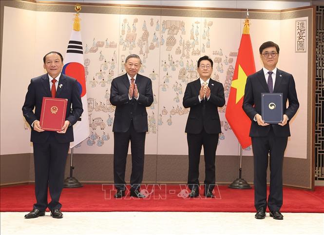 Tổng Bí thư Tô Lâm và Tổng thống Hàn Quốc Lee Jae Myung chứng kiến lễ trao Bản ghi nhớ hợp tác trong lĩnh vực hợp tác quyền tác giả, quyền liên quan giữa Bộ Văn hóa, Thể thao và Du lịch Việt Nam và Bộ Văn hóa, Thể thao và Du lịch Hàn Quốc. Ảnh: Thống Nhất – TTXVN