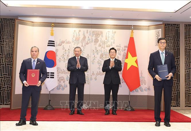 Tổng Bí thư Tô Lâm và Tổng thống Hàn Quốc Lee Jae Myung chứng kiến lễ trao Bản ghi nhớ giữa Ngân hàng nhà nước Việt Nam và Ngân hàng Trung ương Hàn Quốc về hợp tác và hỗ trợ kỹ thuật liên quan đến hoạt động Ngân hàng Trung ương. Ảnh: Thống Nhất – TTXVN

