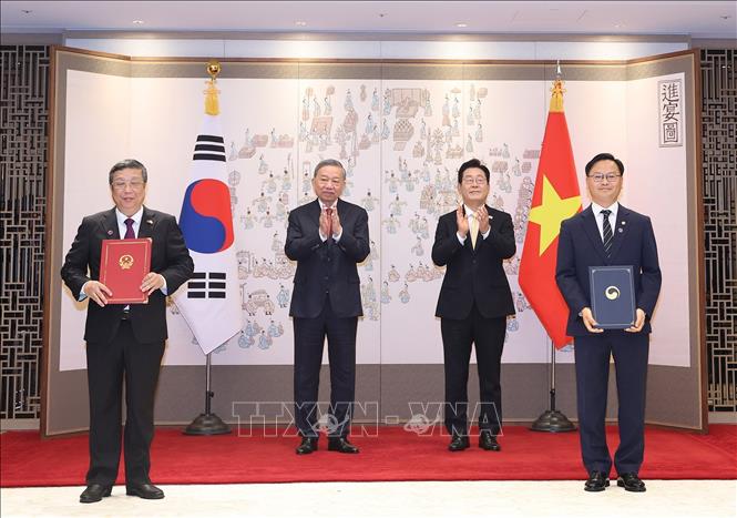Tổng Bí thư Tô Lâm và Tổng thống Hàn Quốc Lee Jae Myung chứng kiến lễ trao Bản ghi nhớ về hợp tác nghề cá giữa Bộ Nông nghiệp và Môi trường Việt Nam và Bộ Thủy sản và Đại dương Hàn Quốc. Ảnh: Thống Nhất – TTXVN