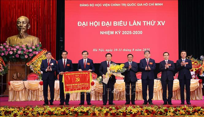 Đồng chí Trần Cẩm Tú tặng Cờ thi đua của Đảng ủy các cơ quan Đảng Trung ương cho Đảng bộ Học viện. Ảnh: Văn Điệp – TTXVN