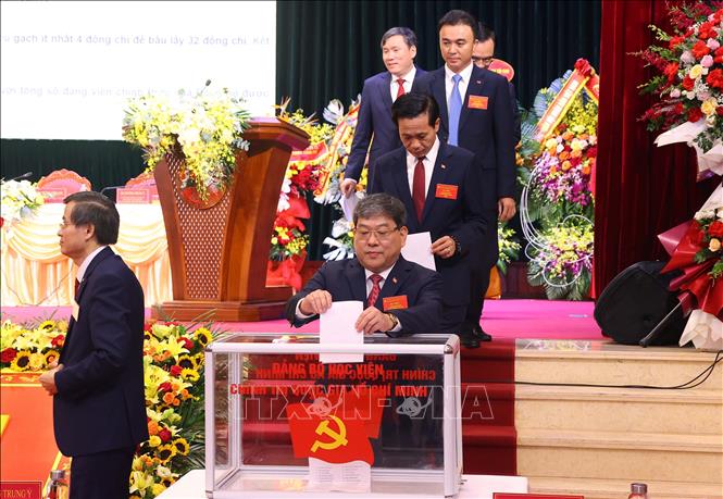 Các đại biểu bỏ phiếu bầu BCH Đảng bộ Học viện Chính trị quốc gia Hồ Chí Minh nhiệm kỳ 2025 – 2030. Ảnh: Văn Điệp – TTXVN