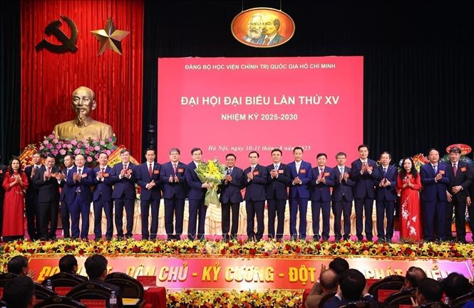Đồng chí Trần Cẩm Tú chúc mừng Ban Chấp hành Đảng bộ Học viện Chính trị quốc gia Hồ Chí Minh nhiệm kỳ 2025 – 2030. Ảnh: Văn Điệp – TTXVN