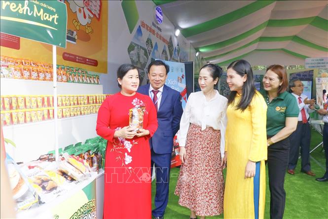 Các đại biểu tham quan gian hàng trưng bày tại Đại hội. Ảnh: Nhật Bình – TTXVN