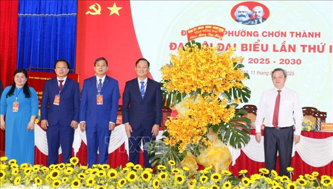 Ủy viên Ban Thường vụ Tỉnh ủy, Trưởng Ban Nội chính Tỉnh ủy Đồng Nai Nguyễn Minh Hợi chúc mừng Đại hội. Ảnh: Nhật Bình – TTXVN