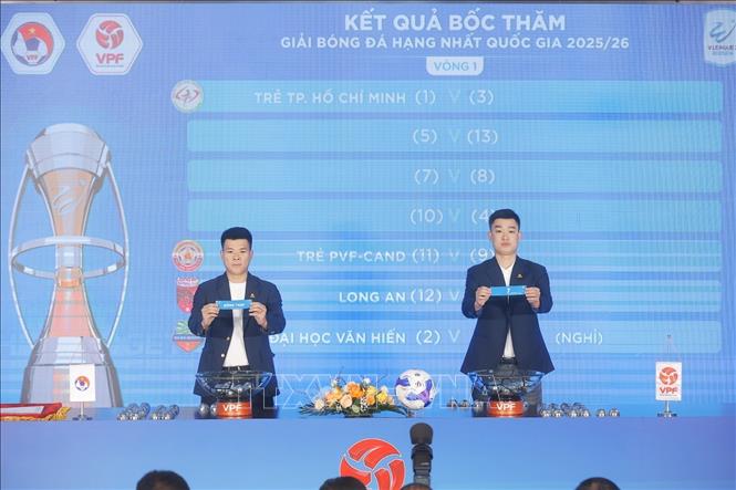 Lễ bốc thăm xếp lịch thi đấu giải Bóng đá Hạng Nhất Quốc Gia mùa giải 2025/26. Ảnh: Minh Quyết - TTXVN