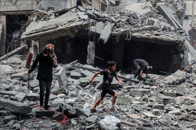 Cảnh đổ nát sau cuộc không kích của Israel xuống khu vực Al-Rimal, Dải Gaza. Ảnh: THX/TTXVN