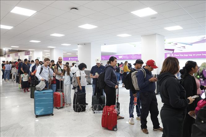 (Tư liệu) Hành khách tại sân bay quốc tế Benito Juarez ở Mexico City. Ảnh: THX/TTXVN