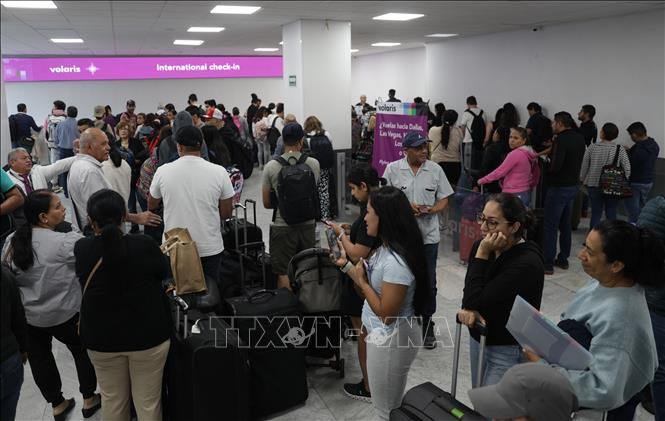 (Tư liệu) Hành khách tại sân bay quốc tế Benito Juarez ở Mexico City. Ảnh: THX/TTXVN